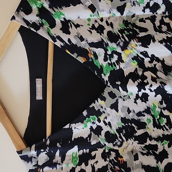 PLANET V-SHAPE 3/4 SLEEVE TOP - Picture 4 of 9